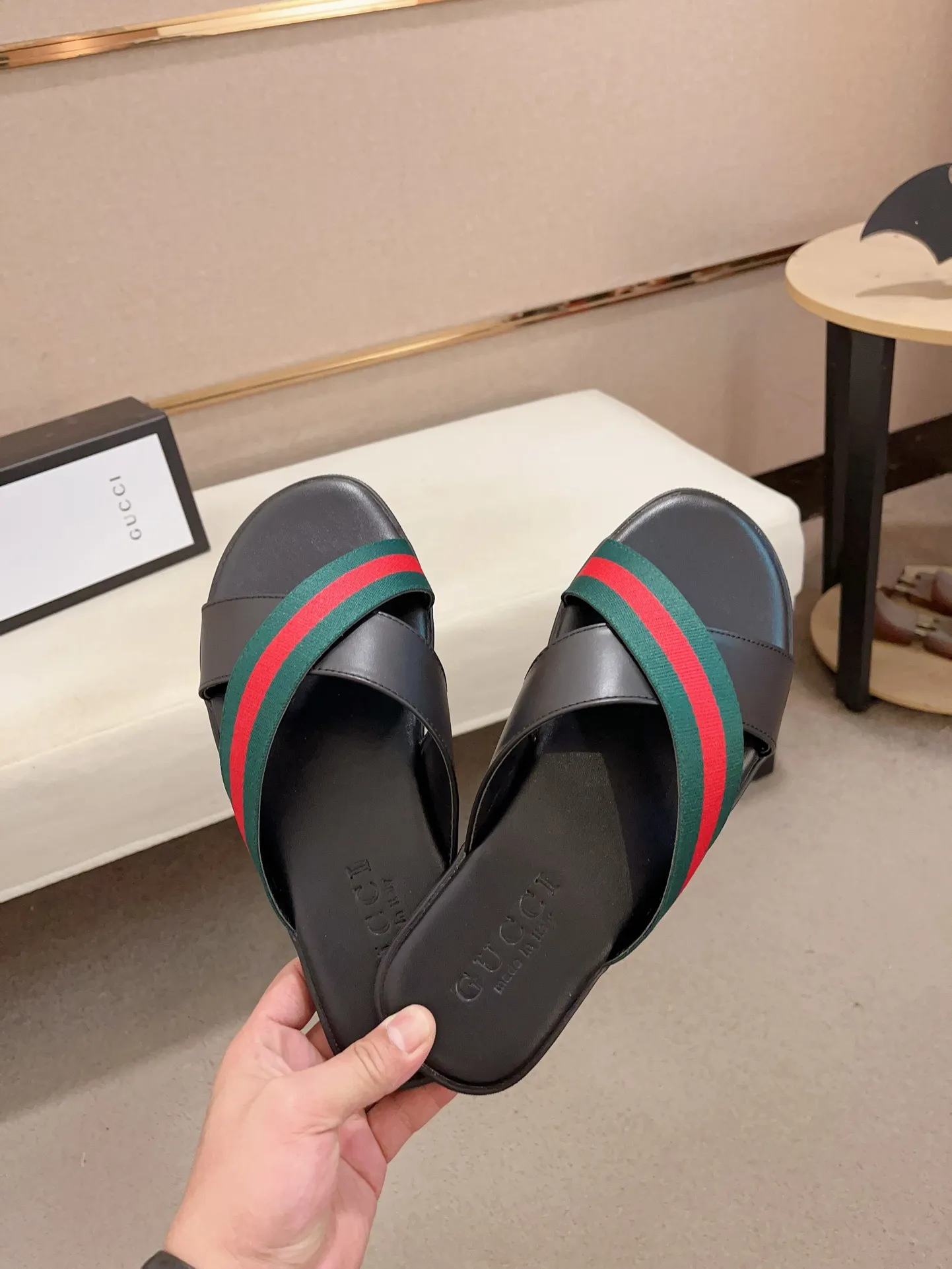 Men's shoes 💰: 240💰 [gucci Gucci slippers] High-end men's shoes brand official website 1:1 latest masterpiece: original mold customization, the fabric is made of imported original materials, upgraded outsole, lighter and non-slip. The market's top quality, simple yet tasteful, a must-have for fashionistas, fashionable at your feet, full of confidence, the same style at the counter 👍The season of summer slippers is here. Code: 38-45